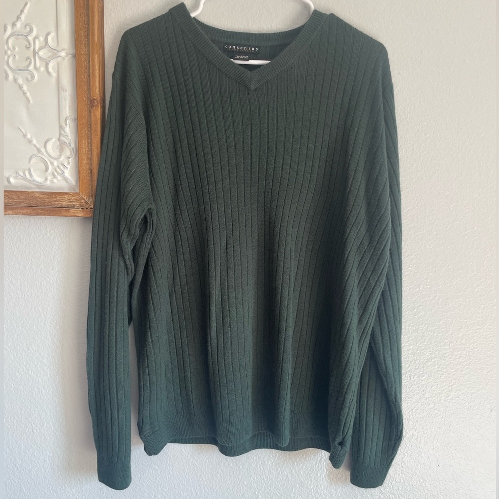 Vintage Consensus Sportswear  Men’s Size XL V-Neck green Ribbed Knit Sweater